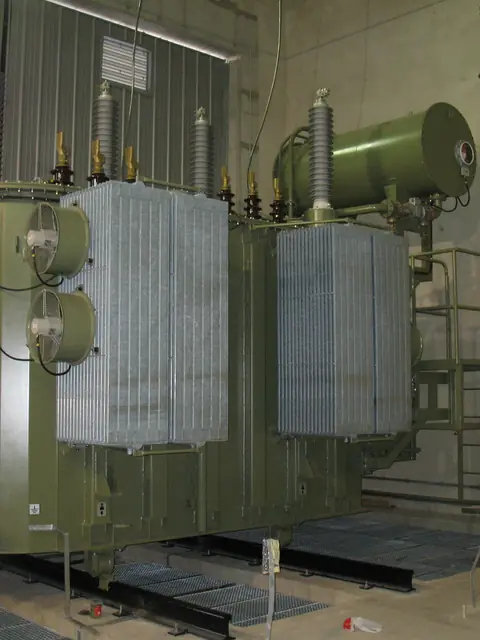 Transformadores de potência instalados em ambiente abrigado