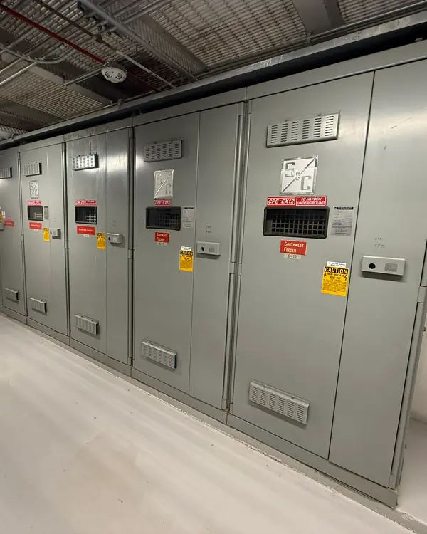 Sala elétrica com painéis de média tensão alinhados